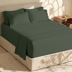 Hearth & Harbor deep-pocket fitted sheet demonstrates a secure fit for tall mattresses.