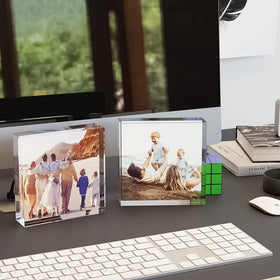 HELPLEX double-sided acrylic frame close-up highlighting secure magnetic corners.