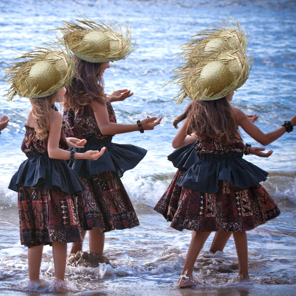 Hercicy Luau hat with leis, ideal for poolside celebrations.