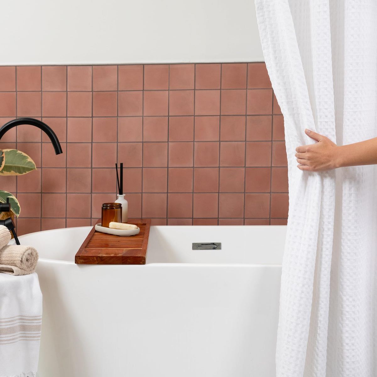 Hermosa Collection curtain fits most standard baths, creating a generous, flowing presence.