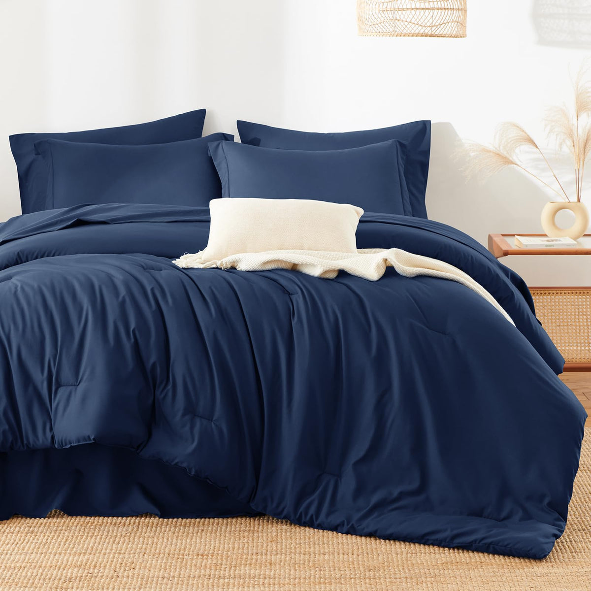 HIMEET comforter quilting detail keeps filling secure and neat.