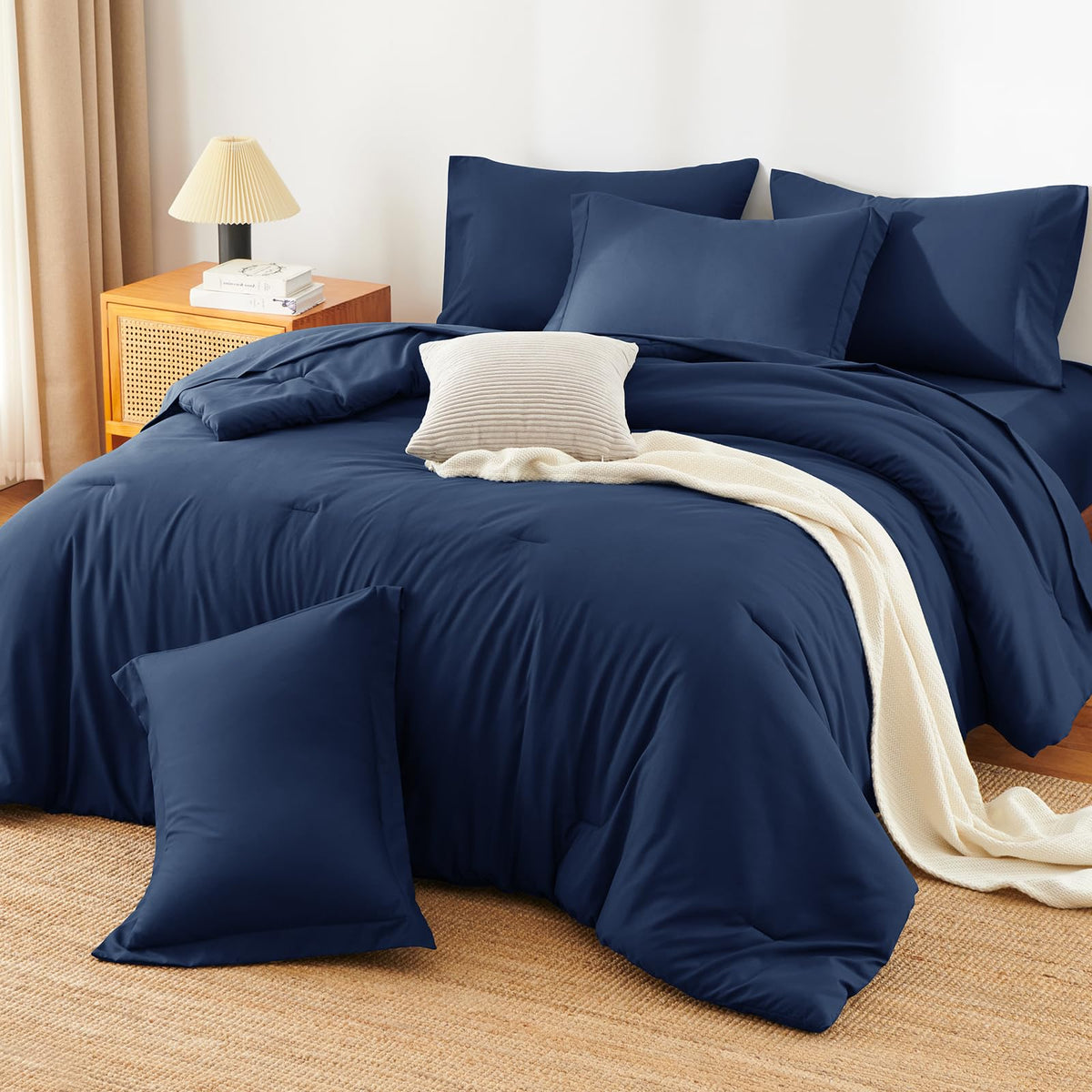 HIMEET easy-care navy bedding designed for machine washing