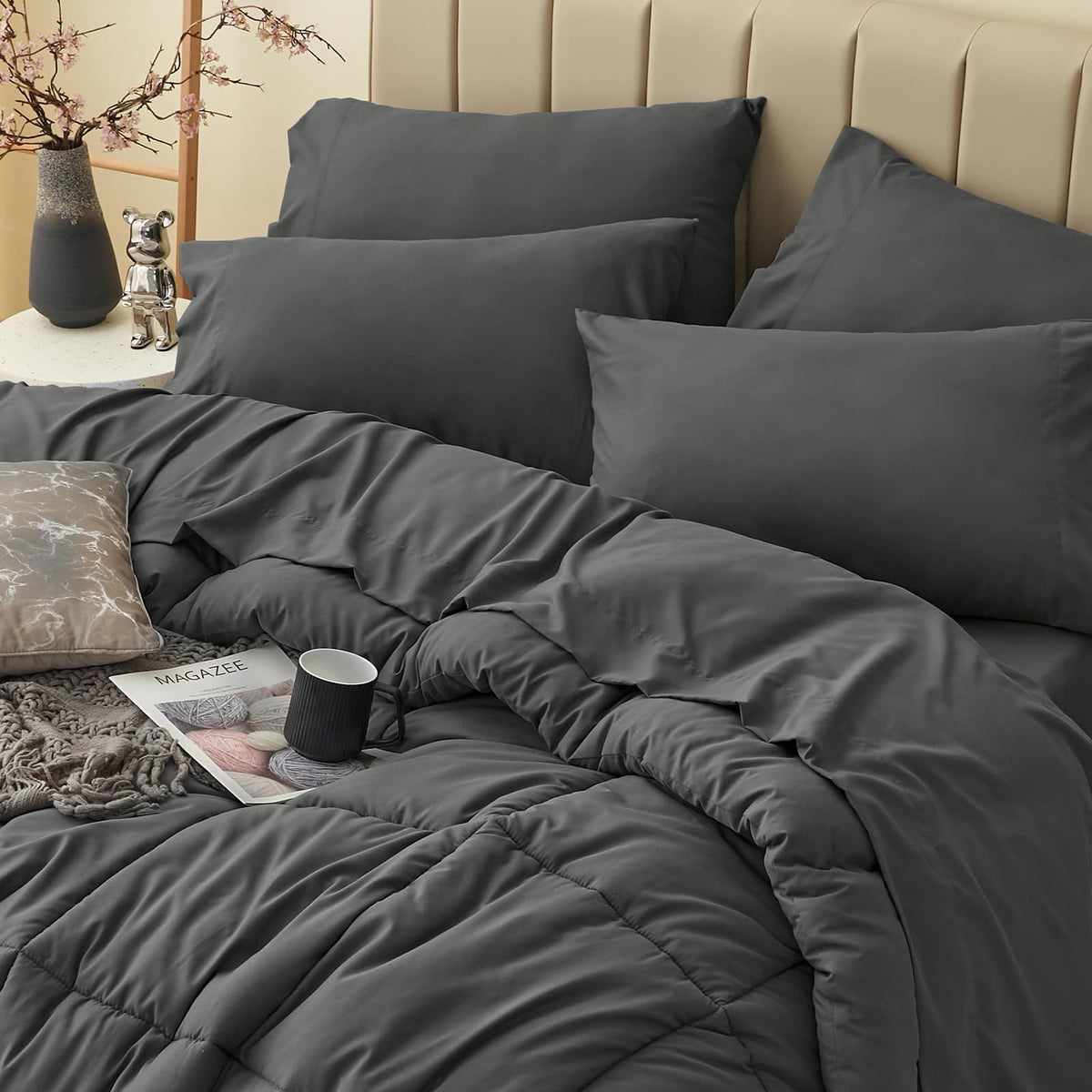 HIMEET Queen Comforter Set machine washable design for easy care.
