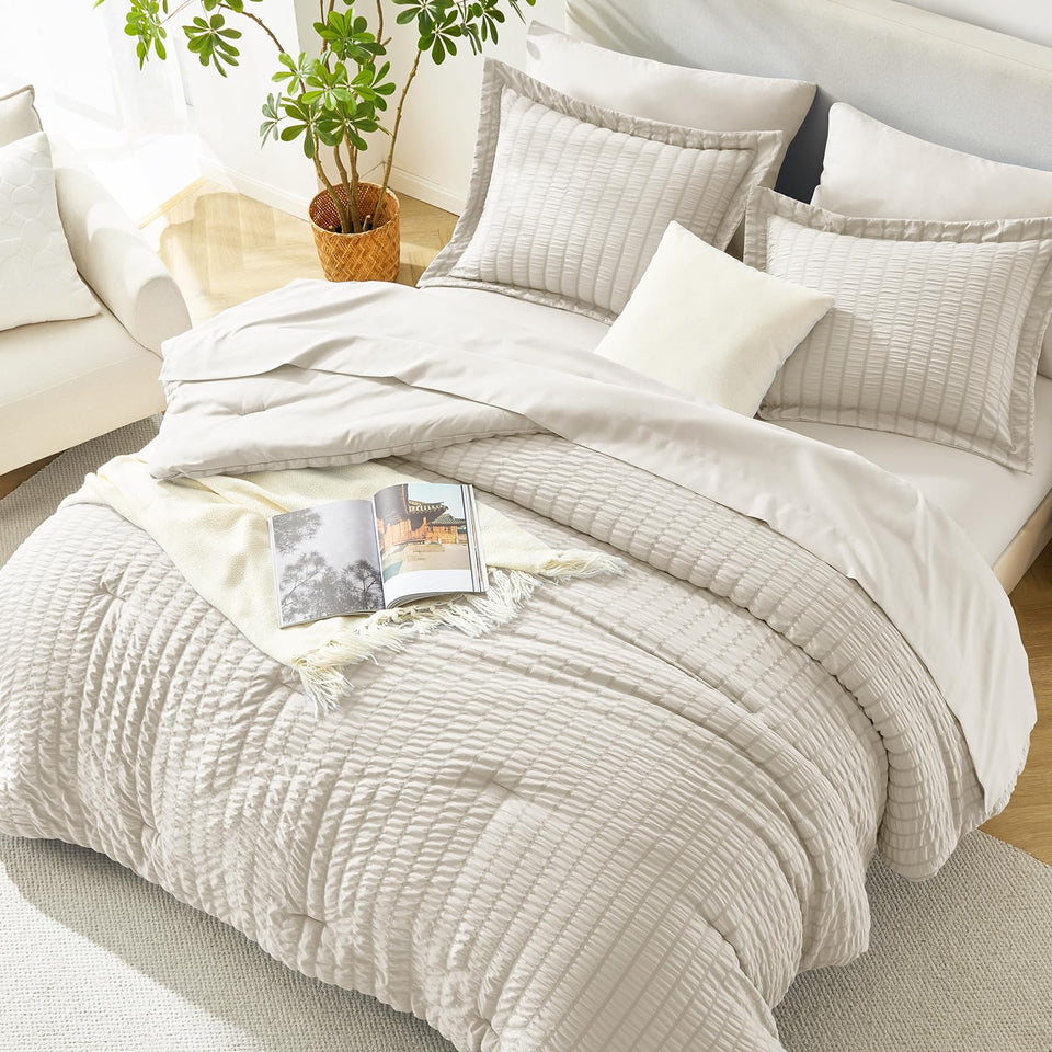 HIMEET Queen Comforter Set in seersucker texture adds depth with wrinkle-resistant charm