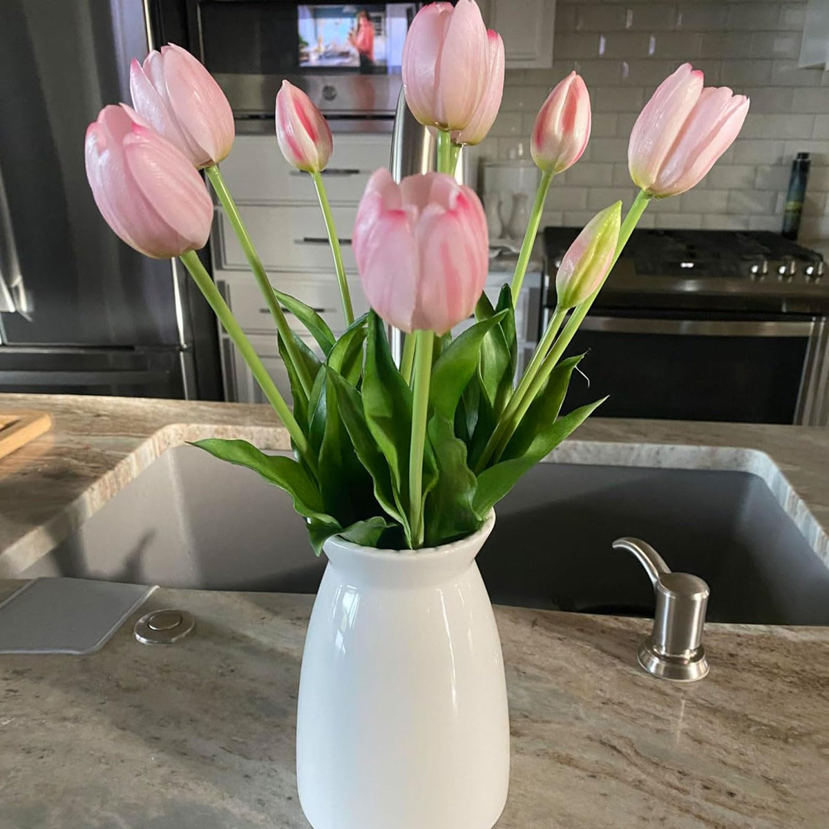 hjn modern white ceramic vase shown as a simple centerpiece display.