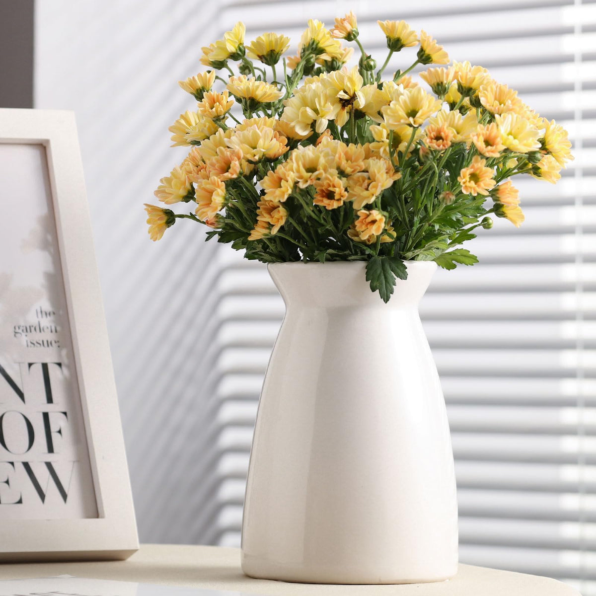 The hjn white flower vase in ceramic highlights a elegant centerpiece.