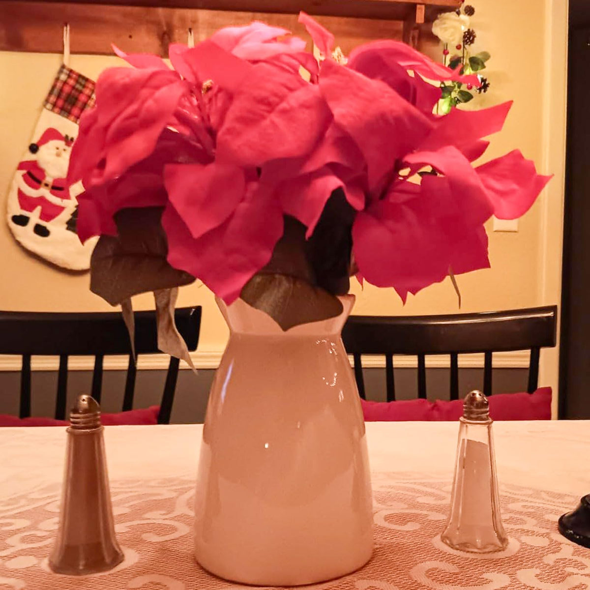 hjn white vase with dried flowers creates a calming decorative arrangement.