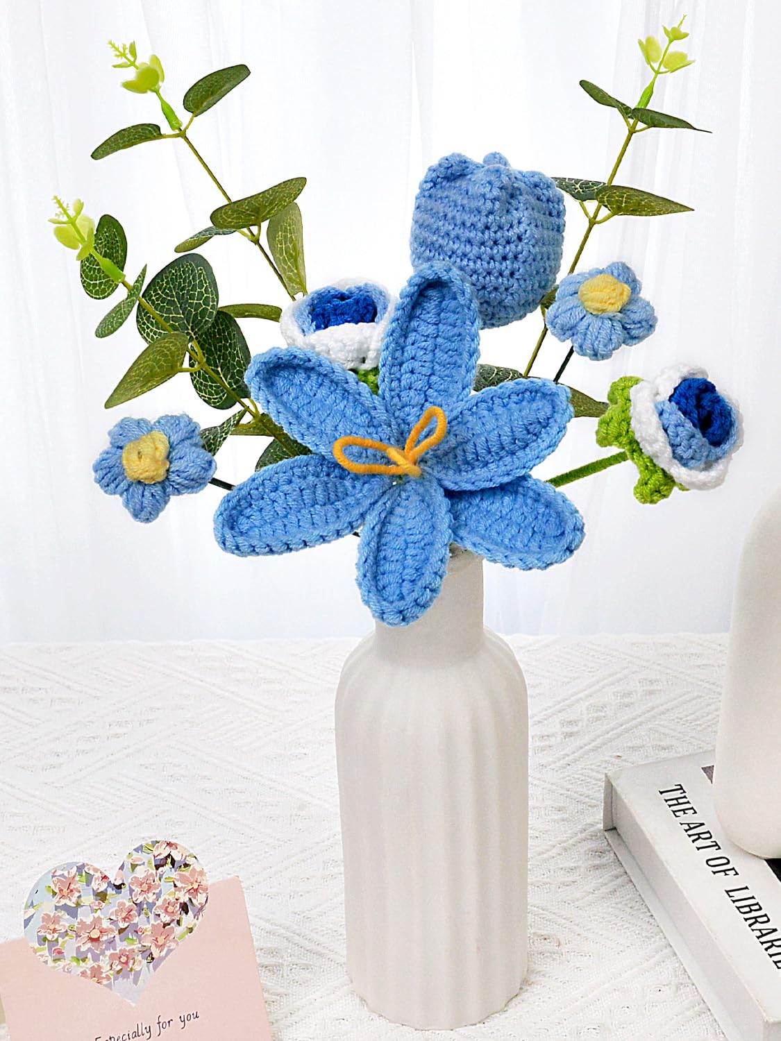 Hlenbin knitted bouquet roses adds an elegant table centerpiece.