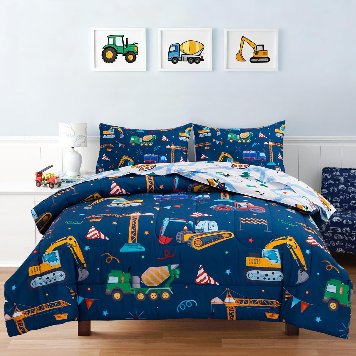 Holawakaka bedding set featuring trucks and cars for a lively kids' sleep space.