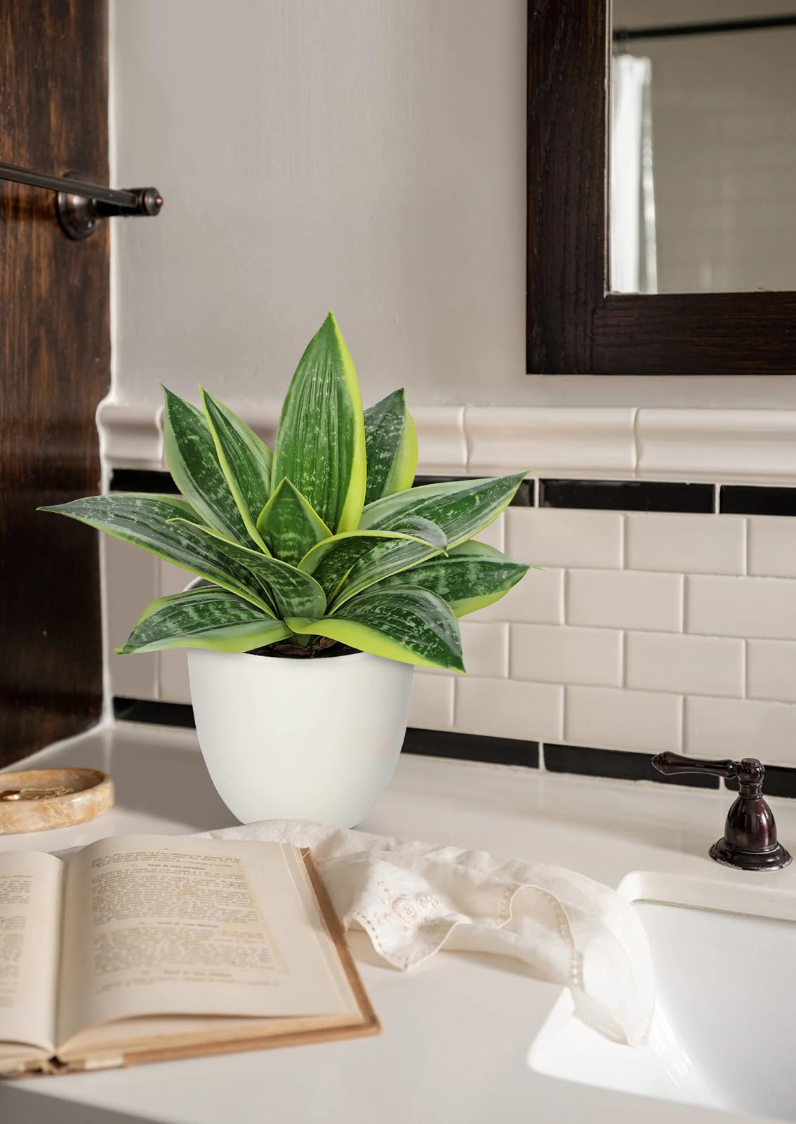 Hollyone polyester leaves offer lifelike texture and depth.