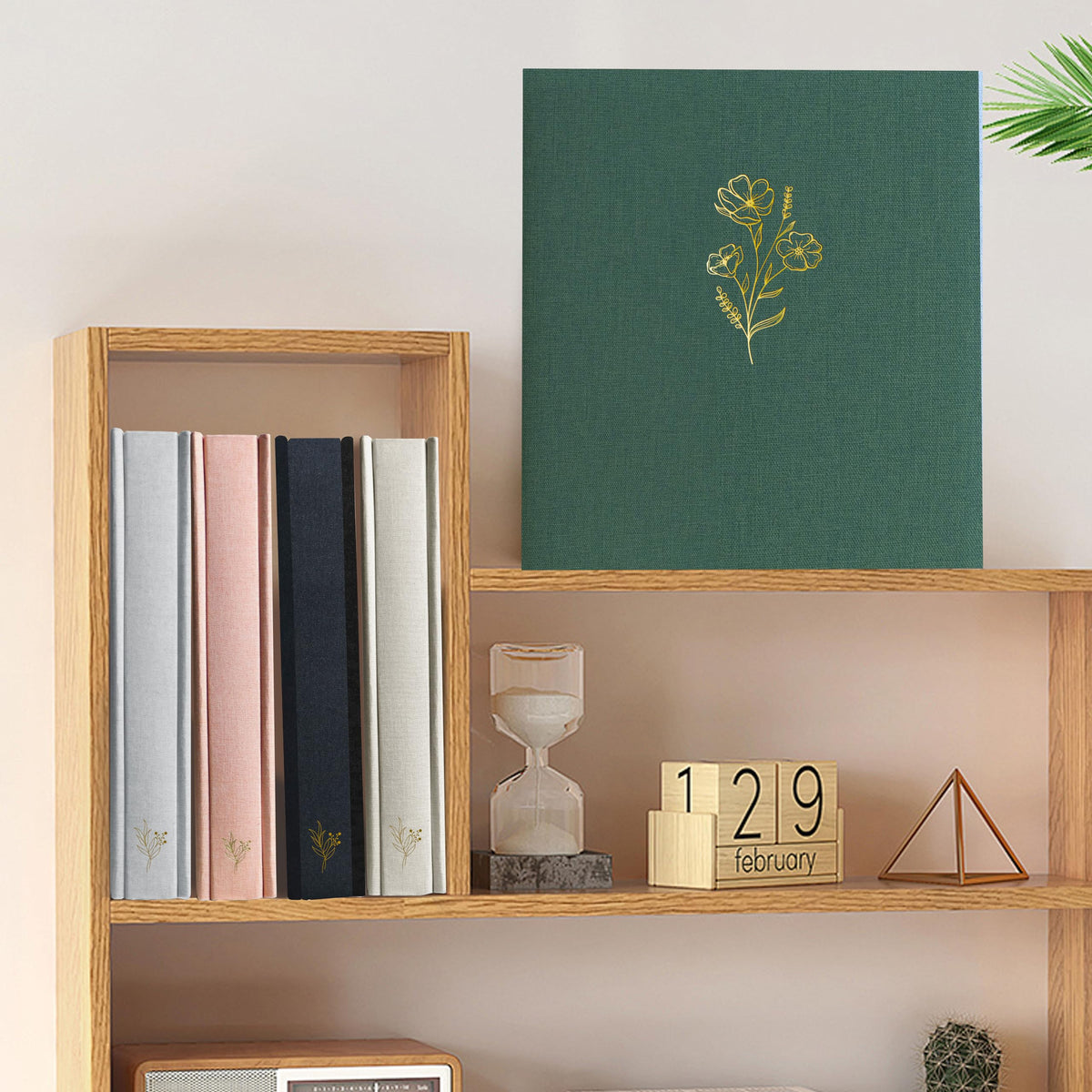 Holoary hot-stamping flower adds decorative elegance on the cover.
