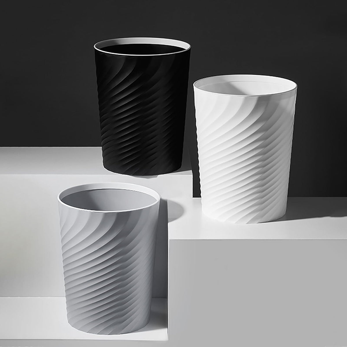 HOLTPHILI round white trash can, easy-clean no-lid design.