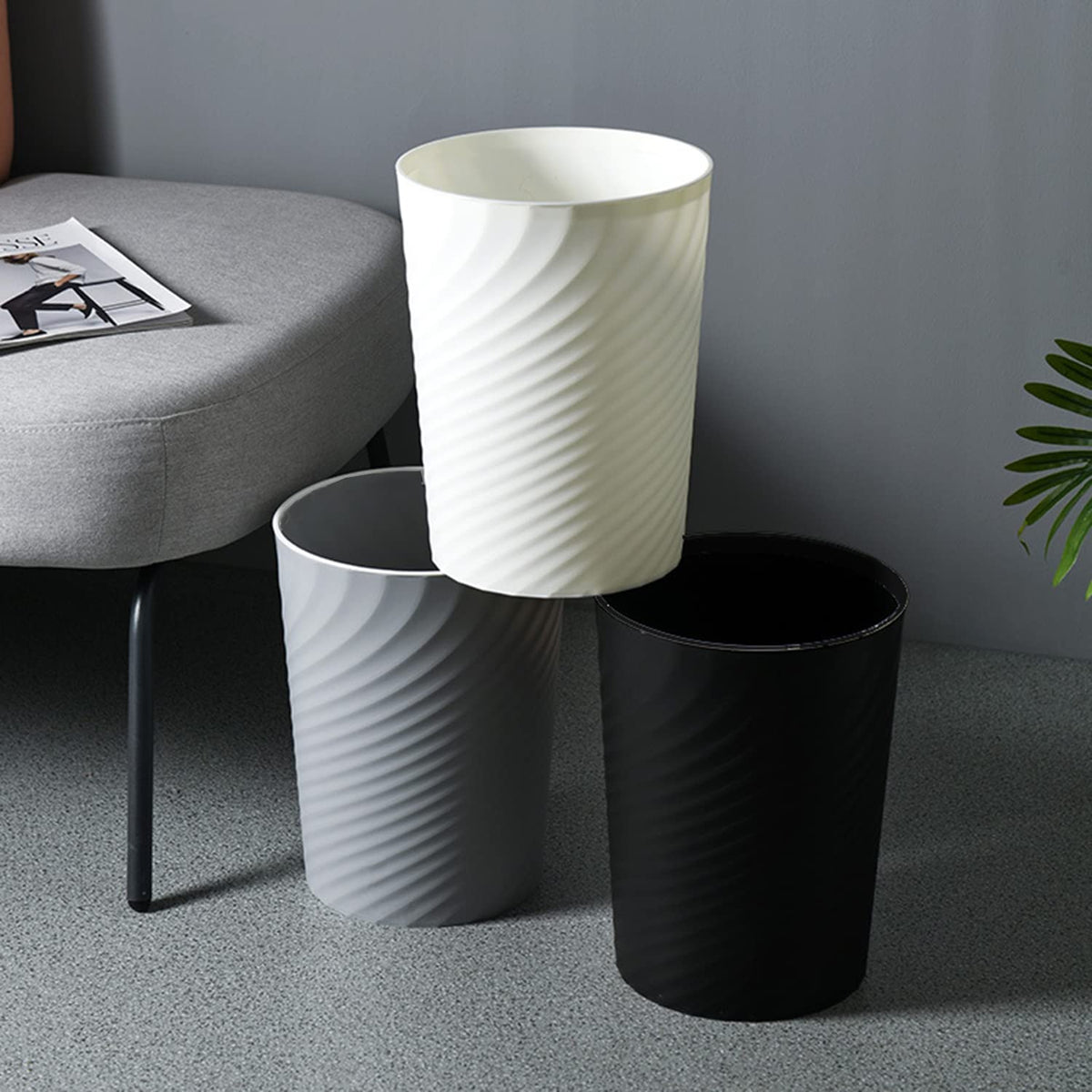 HOLTPHILI compact trash bin, ideal for bedrooms, offices, and RVs.