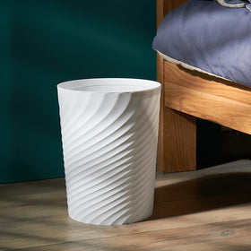 HOLTPHILI raised-bottom trash bin, reduces wear and extends life.