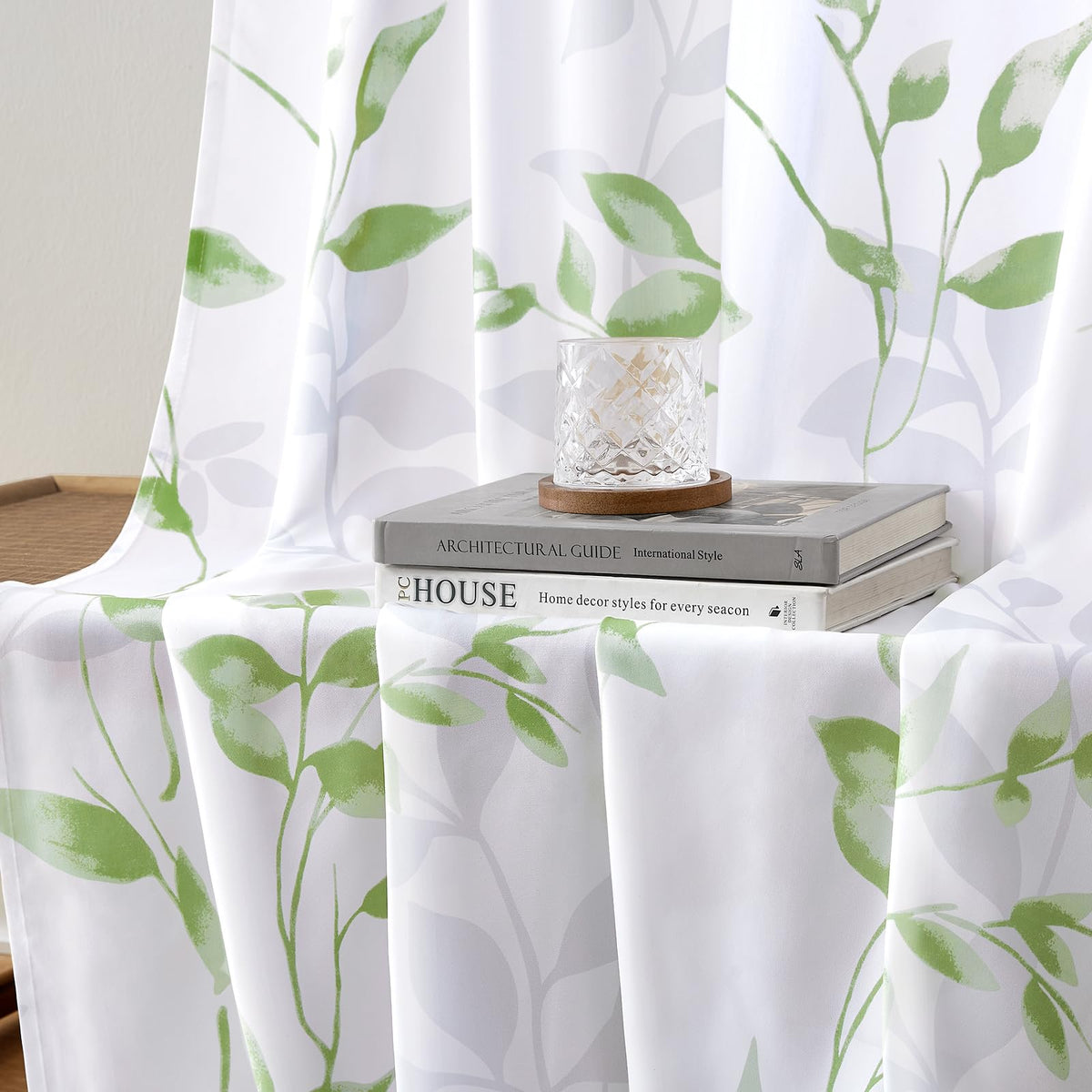 HOMEIDEAS cat-friendly fabric resists snagging and is easy to care for