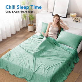 HOMFINE cooling blanket on bed highlights lightweight, breathable comfort