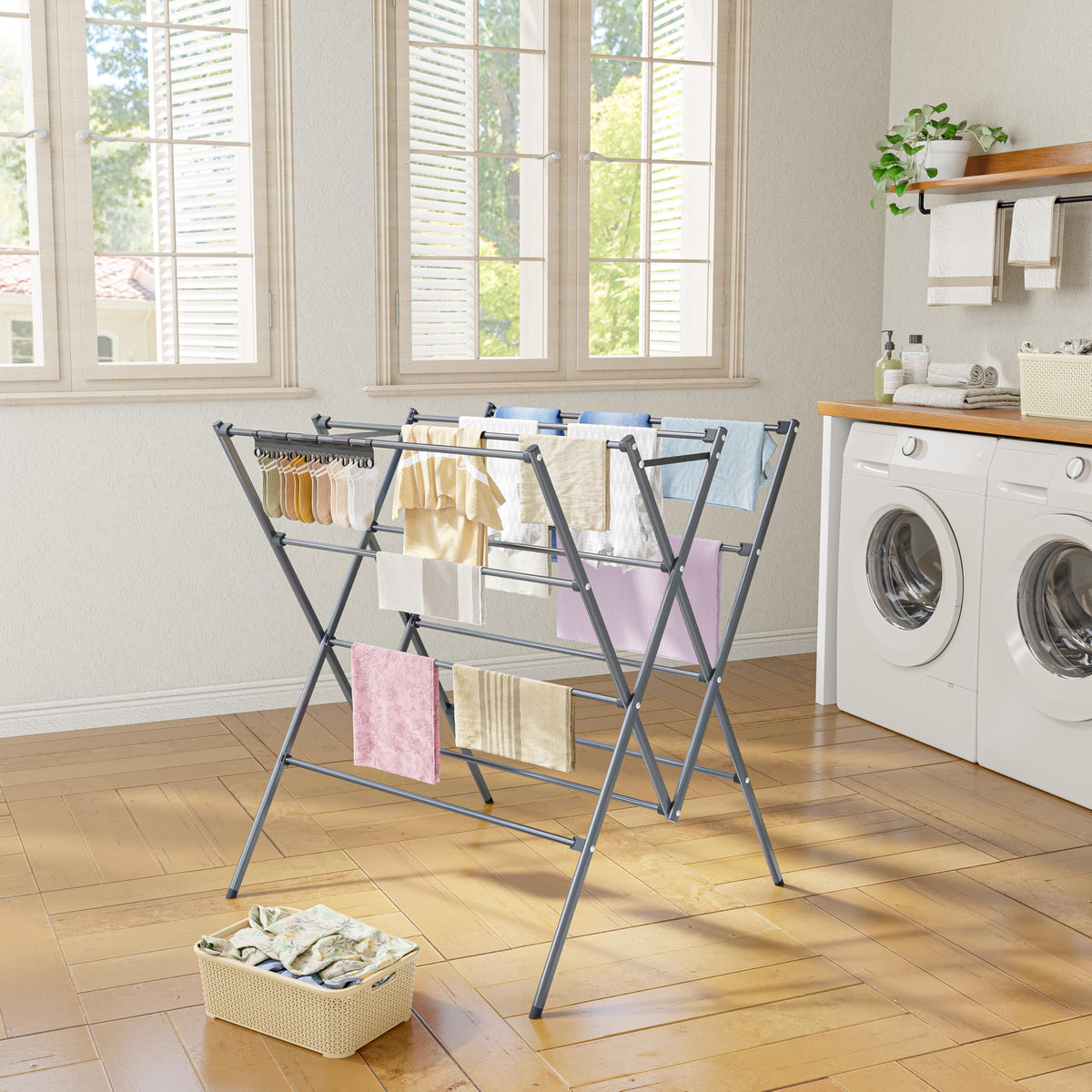 HOMIDEC sock-clips securely hold socks during air drying.