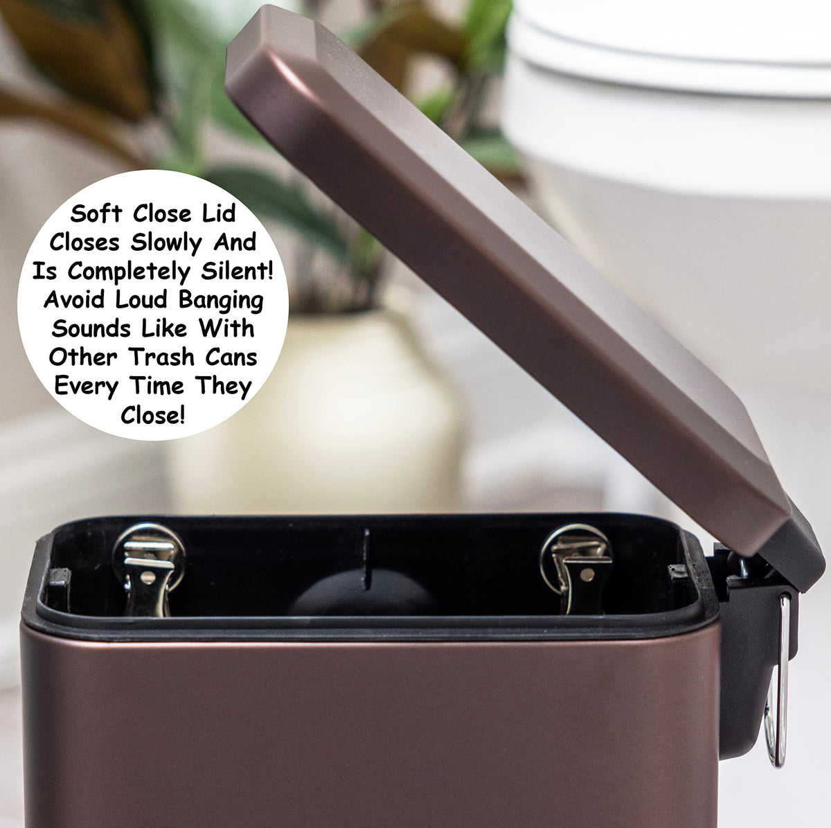 Anti-bag slip clips prevent bags from falling during use.