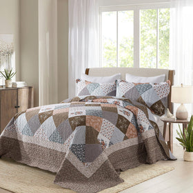 HoneiLife patchwork design showcases retro style and cozy warmth.