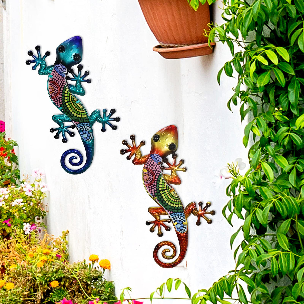 HONGLAND gecko wall art 2-pack side view ready for fence mounting and durability
