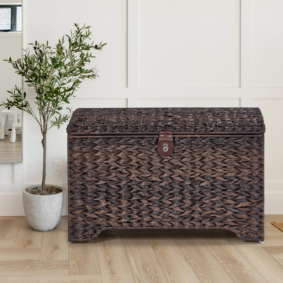 Honjourai waterproof plastic rattan resists humidity and is easy to clean.