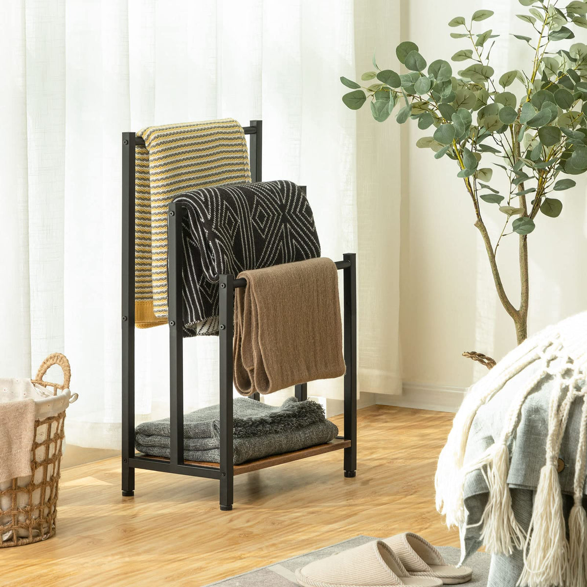 HOOBRO three-bar rack offering ample space for towels and blankets for quick drying