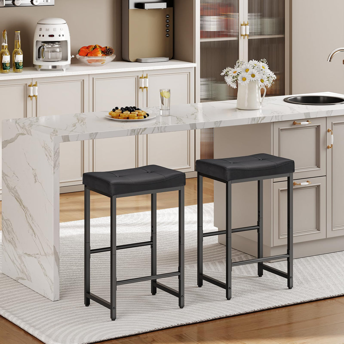 HOOBRO bar stool with black PU upholstery offering soft, durable comfort.
