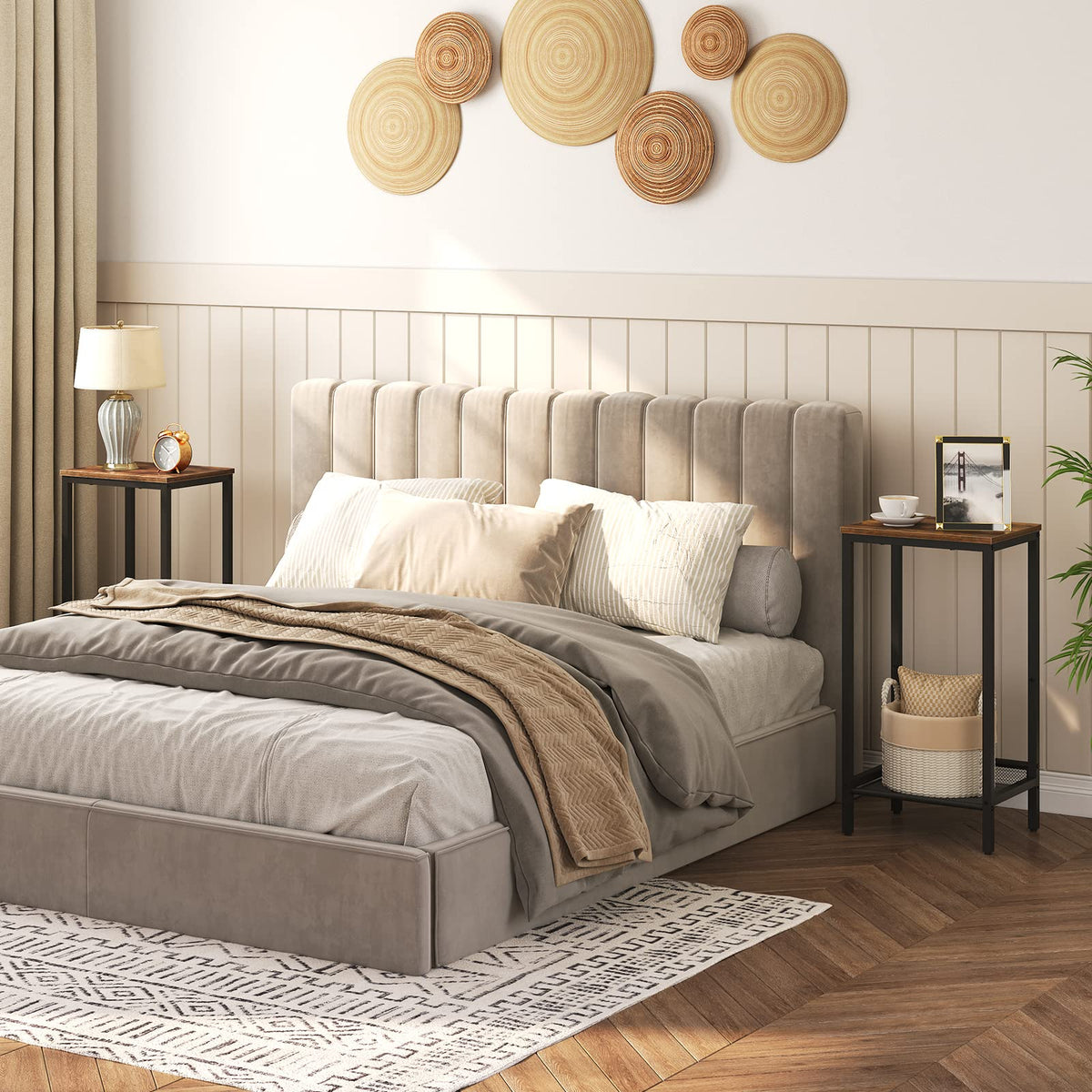 HOOBRO compact table ideal for small living spaces and corners.