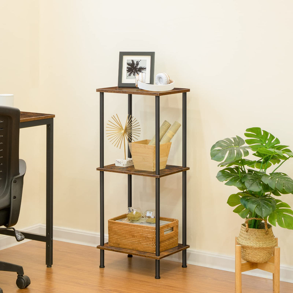 HOOBRO end table two-layer storage space organized neatly.