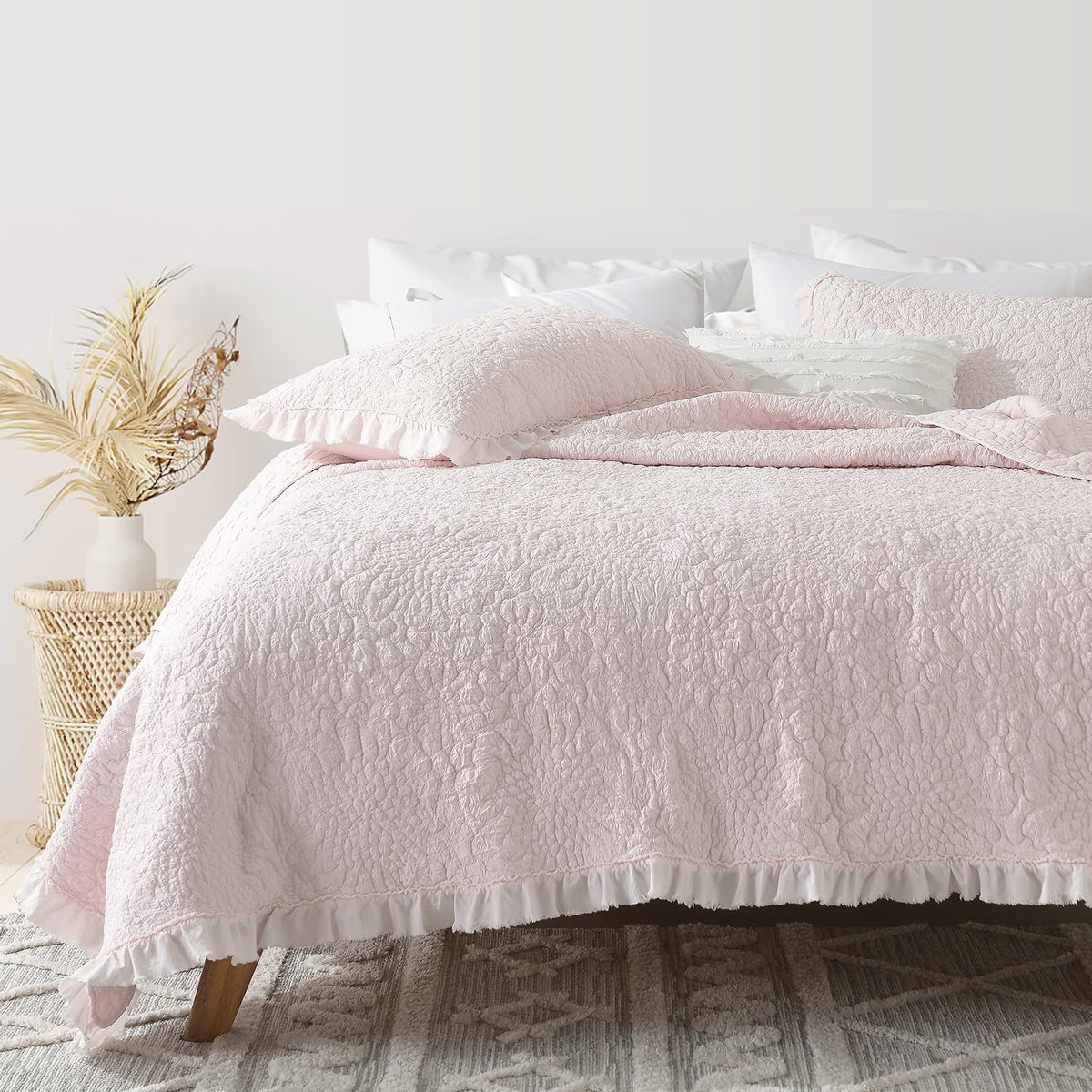 HORIMOTE HOME pink ruffled quilt twin bedspread with soft stone-washed microfiber.