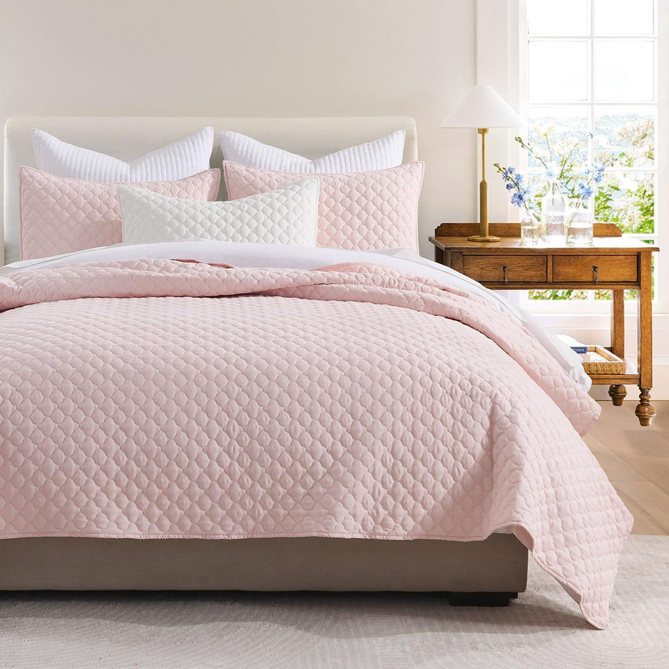 Horimote Home quilt queen light pink close-up shows stitching and cloud pattern