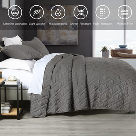 HORIMOTE HOME year-round quilt image illustrating versatile layering possibilities.