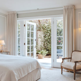 Houmiggle ceiling and wall mount brackets shown for flexible room layouts.