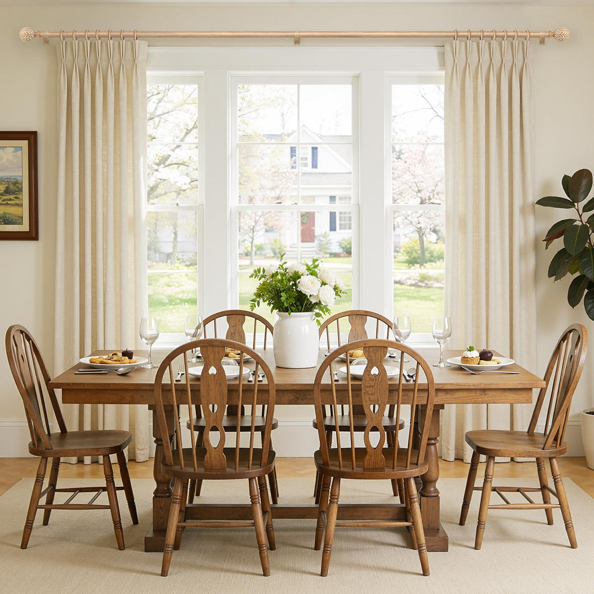 Houmiggle wood rod features imitation wood grain for a warm, refined look.