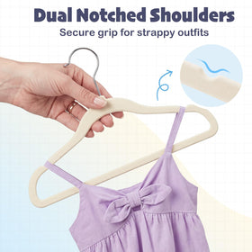 House Day beige velvet hangers organize toddlers’ wardrobe with a clean look.