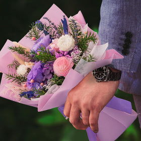 Ready-to-gift set with blank card for a personal message.