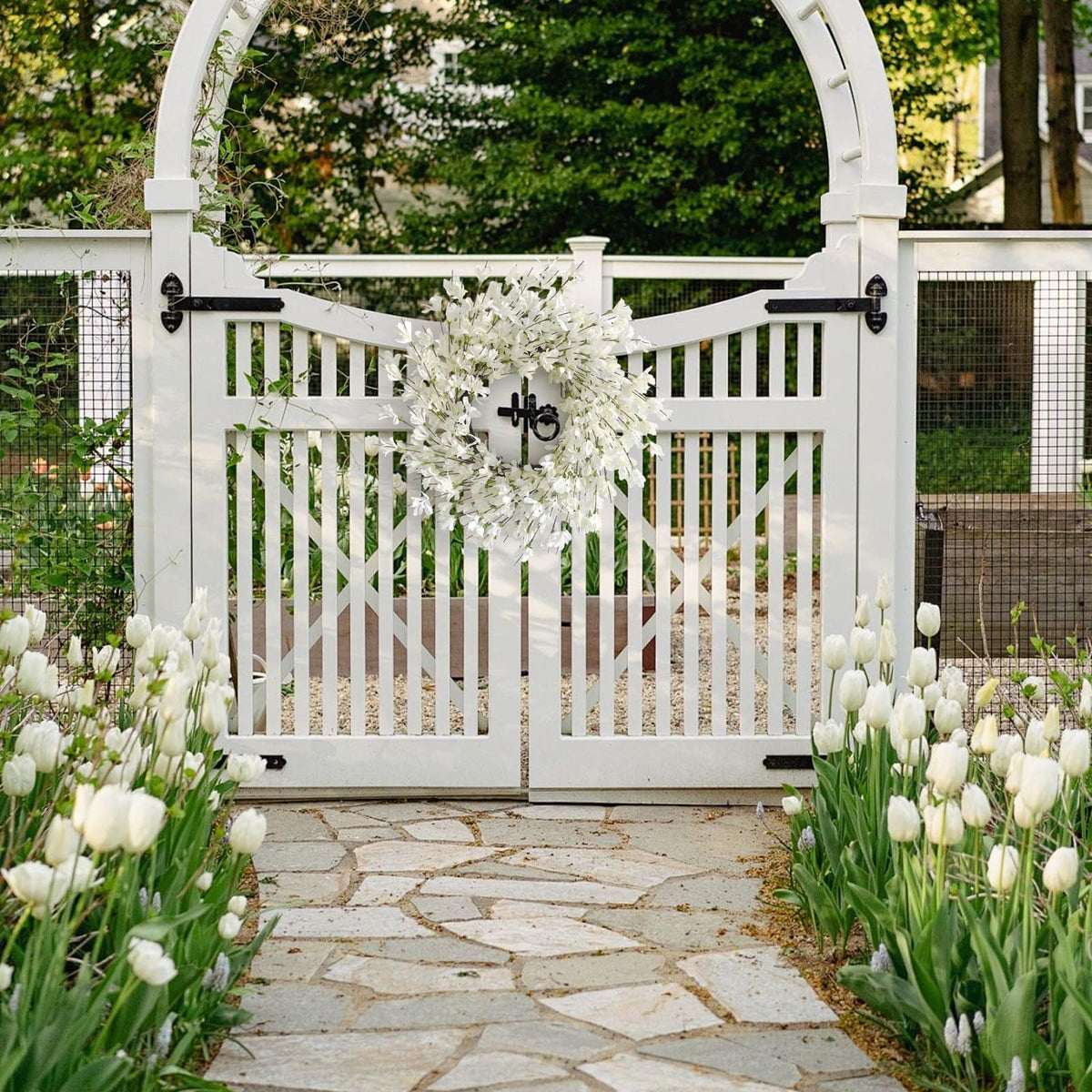 Huashen easy-care wreath can be wiped clean for lasting beauty.