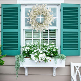 Huashen farmhouse decor wreath complements a cozy home aesthetic.
