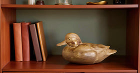 Huitony resin duck statue features fade-resistant coating for indoor and sheltered outdoor use.