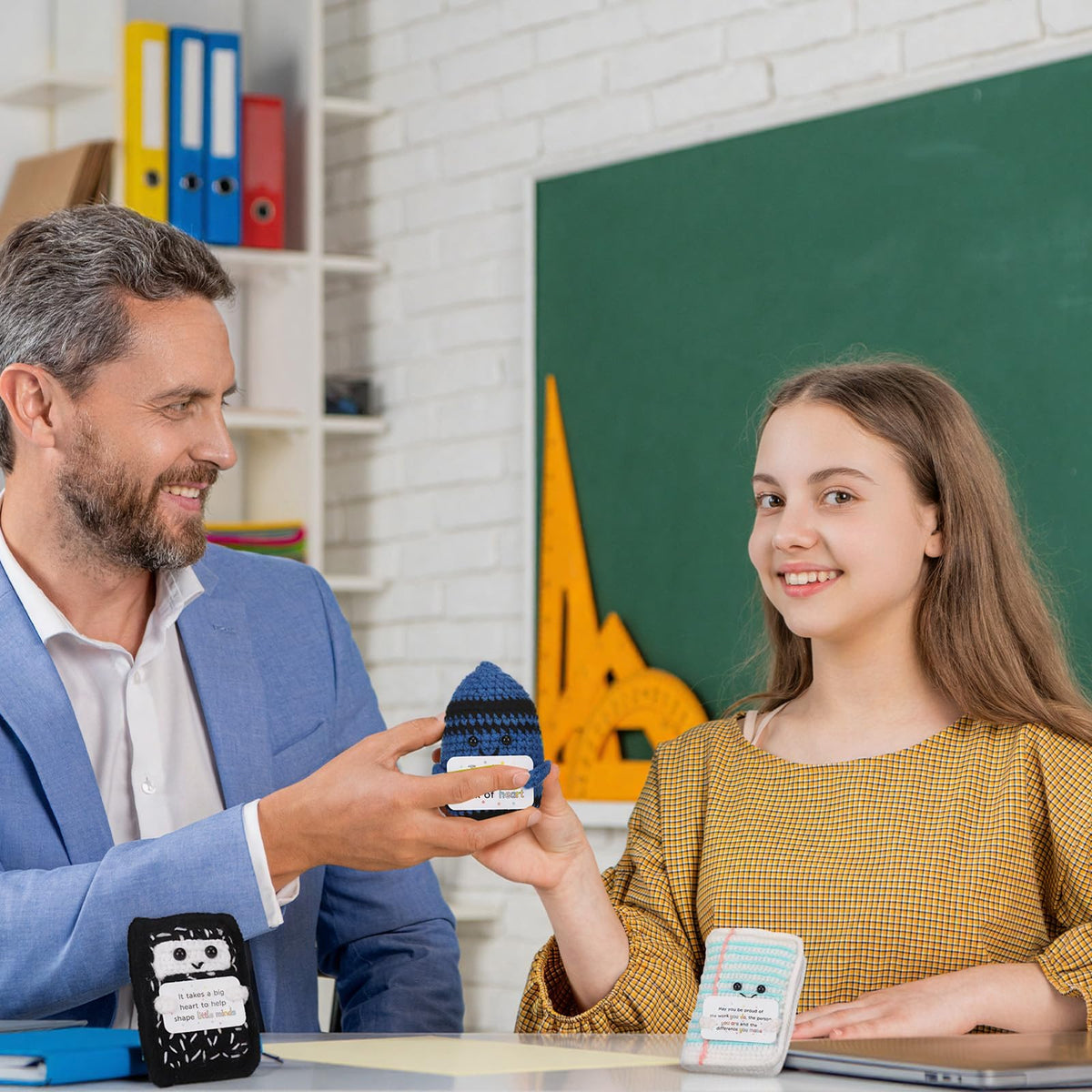 HunnmingRe sticky-note doll brightens desks with a gratitude gesture.