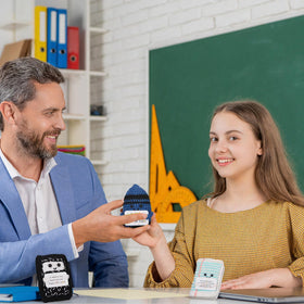 HunnmingRe sticky-note doll brightens desks with a gratitude gesture.