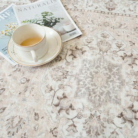 HY HAO YUN LAI stain-resistant surface keeps messes manageable between washes.