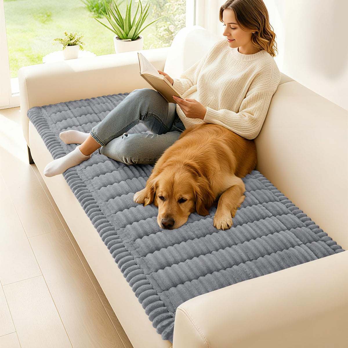 Hyha non-slip bottom detail keeps the cover in place on leather or fabric sofas.