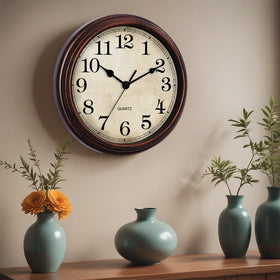 Hylanda dial close-up highlights clear numerals for quick checks.