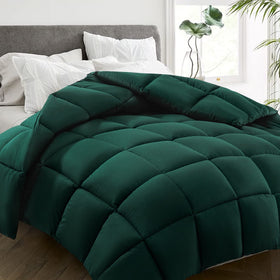 HYLEORY emerald-green comforter surface offers peach-skin softness and breathability.