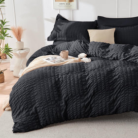 HYMOKEGE All-season bed-in-a-bag setup shows coordinated sheets and pillowcases.