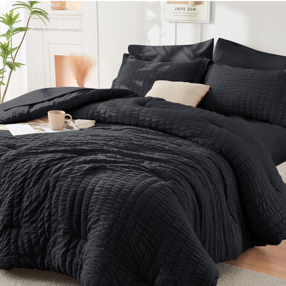 HYMOKEGE Black King Size comforter seersucker with a luxe, wrinkle-resistant texture.