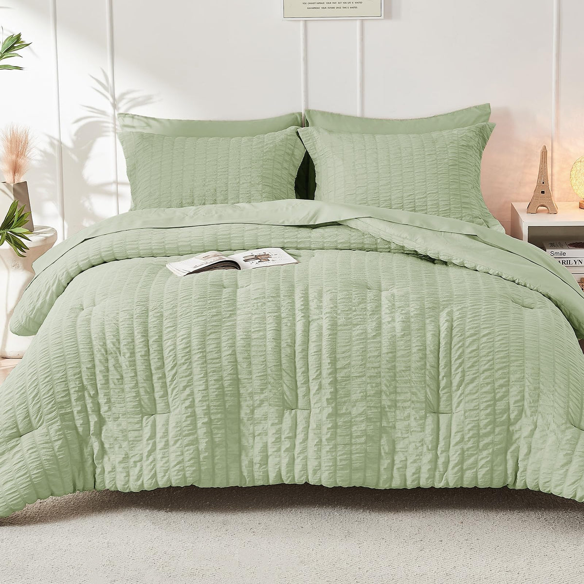 HYMOKEGE all-season comfort concept with breathable layers on the bed