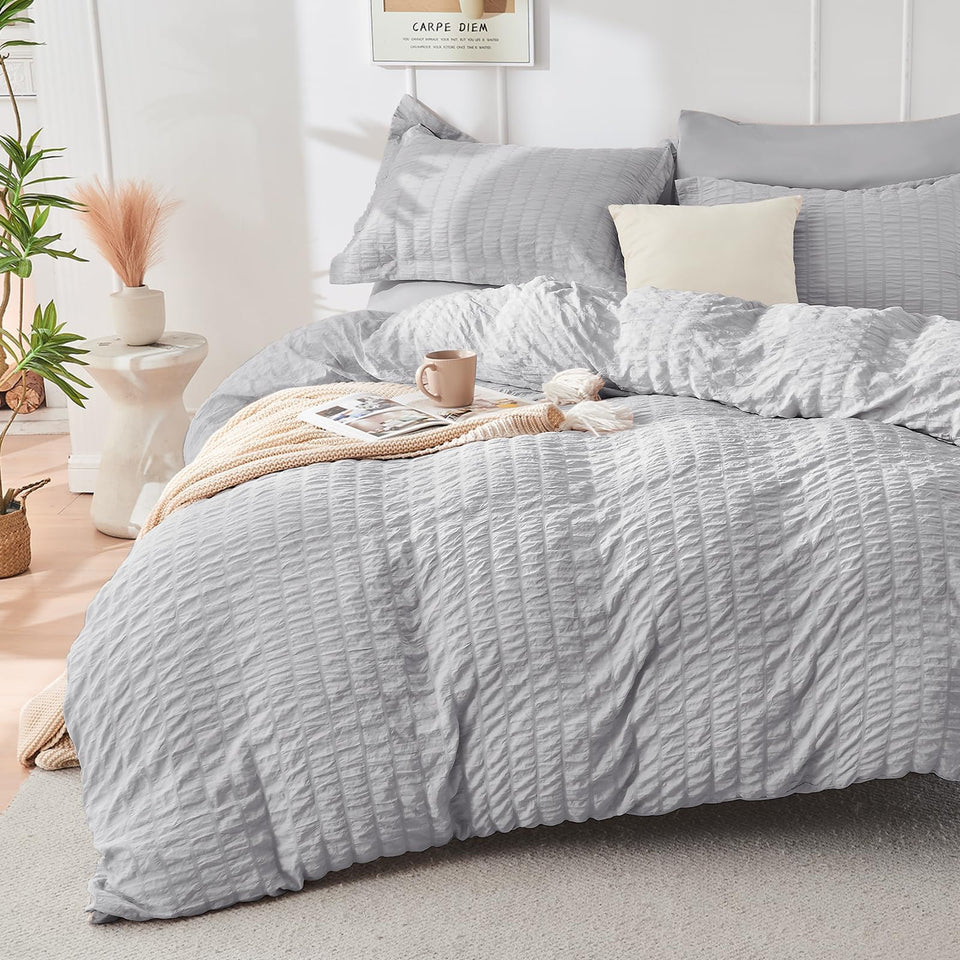 HYMOKEGE light grey duvet cover with seersucker texture offering wrinkle resistance and breathability.