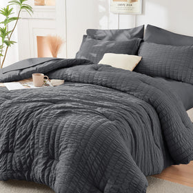 HYMOKEGE oversized queen comforter with seersucker texture for wrinkle-free elegance.